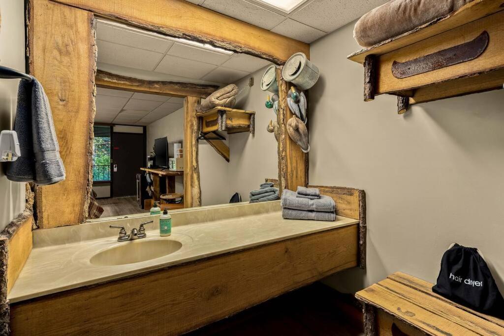 Stonegate Lodge King Bed Wifi 50 In Roku Tv Salt Water Pool Room # 101 Eureka Springs Zewnętrze zdjęcie