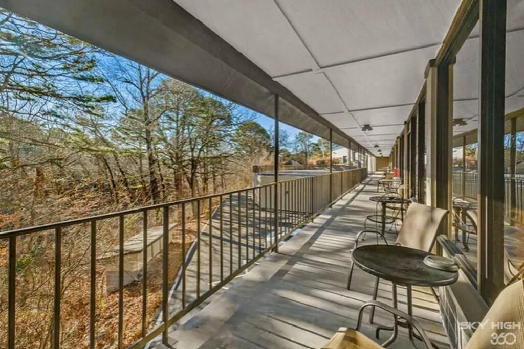 Stonegate Lodge King Bed Wifi 50 In Roku Tv Salt Water Pool Room # 101 Eureka Springs Zewnętrze zdjęcie