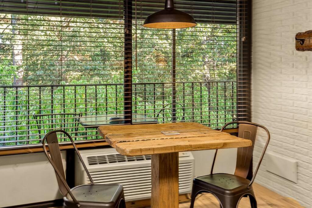 Stonegate Lodge King Bed Wifi 50 In Roku Tv Salt Water Pool Room # 101 Eureka Springs Zewnętrze zdjęcie