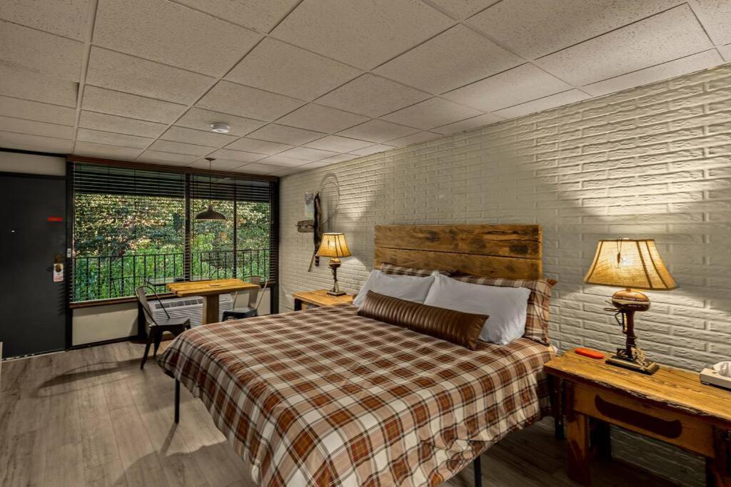 Stonegate Lodge King Bed Wifi 50 In Roku Tv Salt Water Pool Room # 101 Eureka Springs Zewnętrze zdjęcie