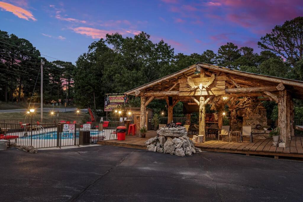 Stonegate Lodge King Bed Wifi 50 In Roku Tv Salt Water Pool Room # 101 Eureka Springs Zewnętrze zdjęcie